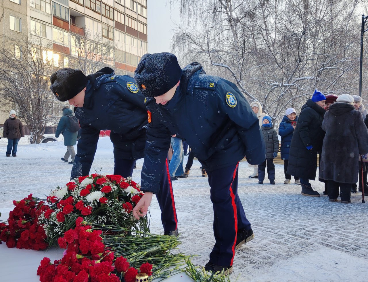 Возложение цветов к памятнику на Ленинградской аллее.