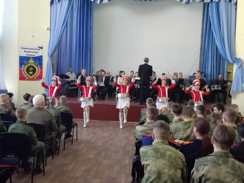 Барнаульский духовой оркестр в гостях у Барнаульского кадетского корпуса.