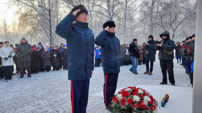 Возложение цветов к памятнику на Ленинградской аллее.
