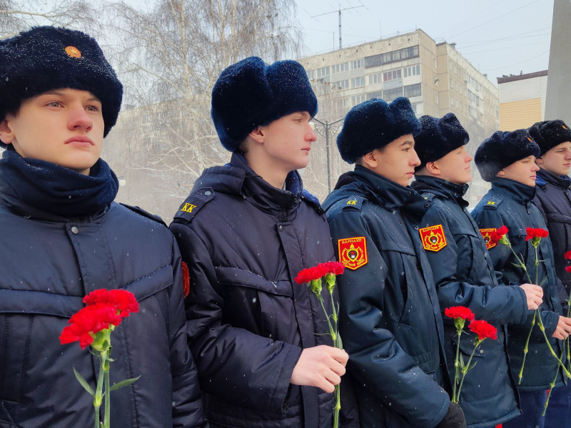 Возложение цветов к памятнику на Ленинградской аллее.