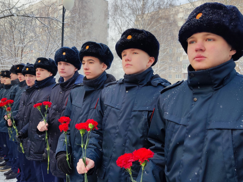 Возложение цветов к памятнику на Ленинградской аллее.