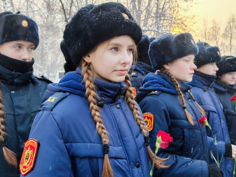 Возложение цветов к памятнику на Ленинградской аллее.